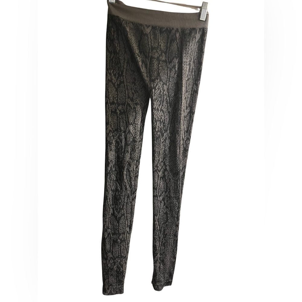 Elegant Grey Pattern Leggings